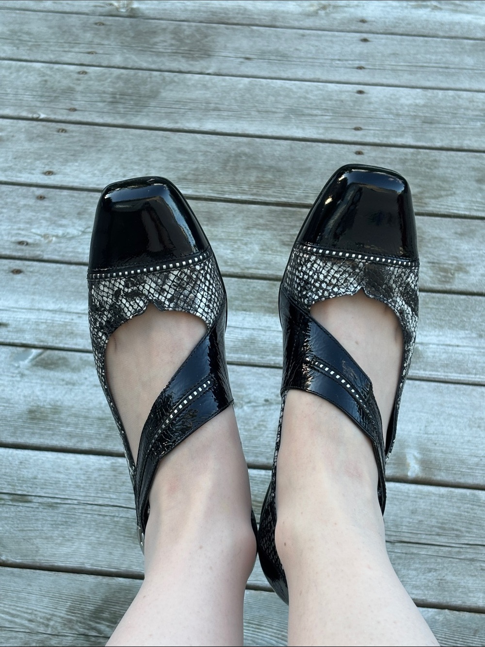Un Tour en Ville French Back & White Patent Leather Snakeskin Pattern Sz 40